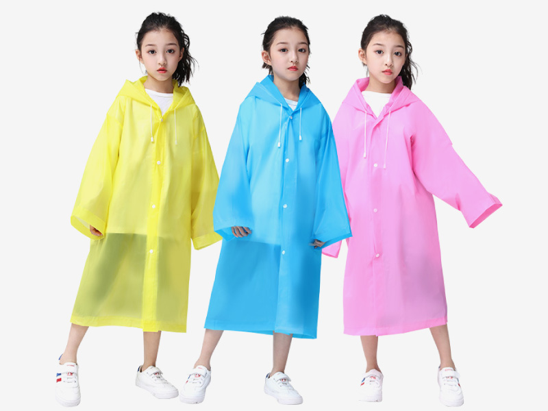 Áo mưa cho bé rất cần thiết để bảo vệ sức khỏe cho con bạn trong mùa mưa.