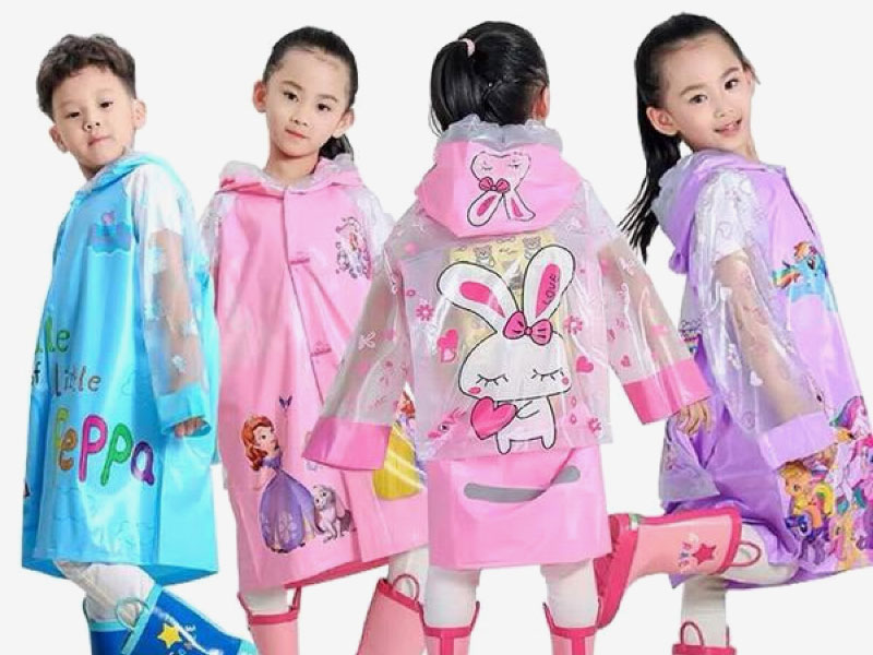 Khi lựa chọn mẫu áo mưa cho bé, hãy chú ý đến chất liệu, độ bền và các đặc tính khác.