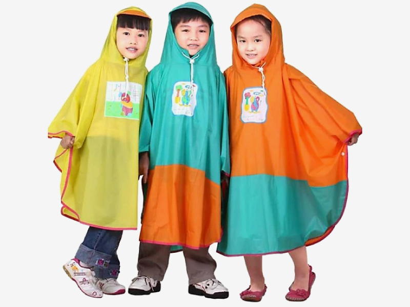 Việc sở hữu áo mưa cho bé giúp bảo vệ an toàn và tạo sự thoải mái, niềm vui cho trẻ.