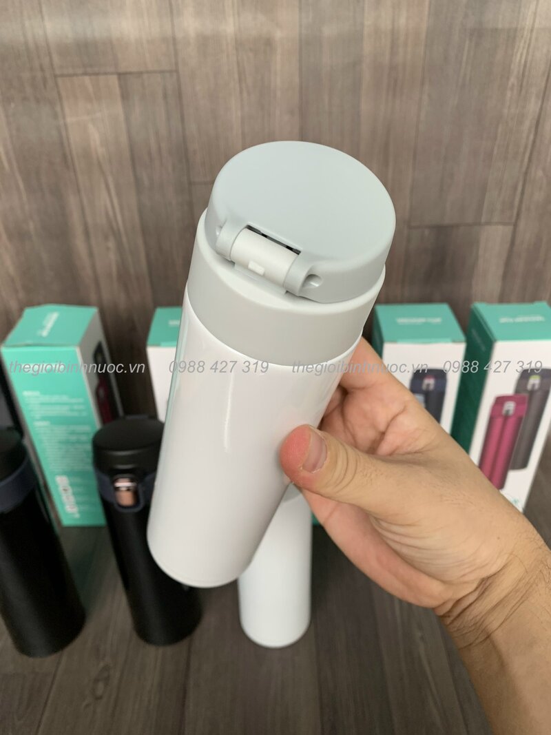 Vì sao nên sử dụng bình đựng nước cầm tay