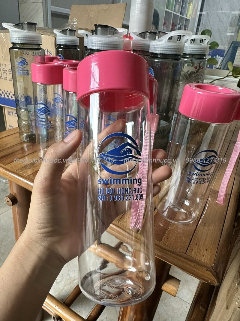 Ngoài làm quà tặng, bình đựng nước còn giúp đảm bảo vệ giảm thiểu rác thải