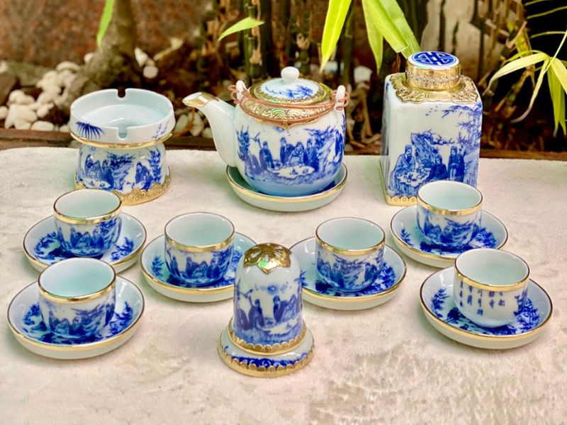 Ấm chén bọc đồng chạm khắc hoa văn truyền thống: