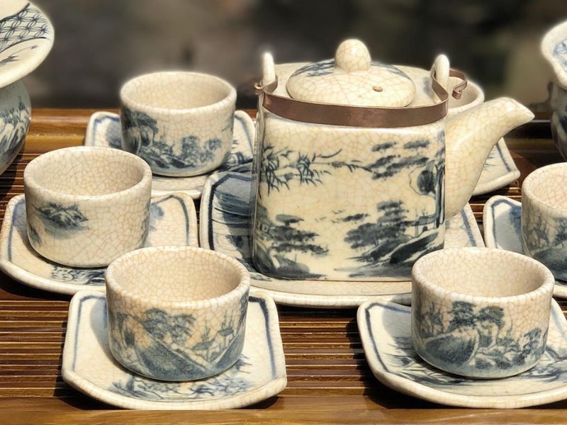 Ấm Chén Men Rạn 7 Điểm đặc điểm của ấm chén men rạn là trên bề mặt chén có từng cục men rạn trong đẹp mắt và độc đáo