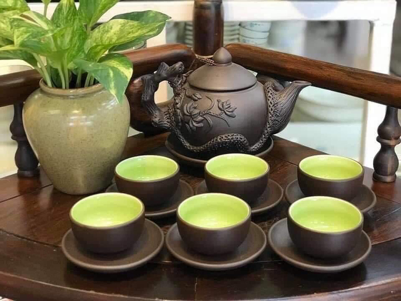 Bộ ấm chén tử sa đen đắp nổi hoa sen lòng xanh: