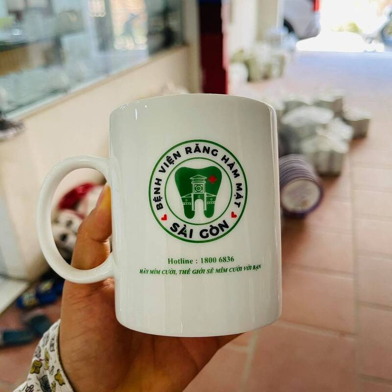 DTCS cung cấp dịch vụ nhận in logo trên ly sứ có quai