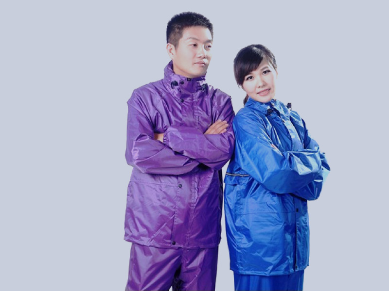 Áo mưa bộ vẫn luôn là một lựa chọn tốt để bảo vệ bạn khỏi mưa trong mùa mưa.