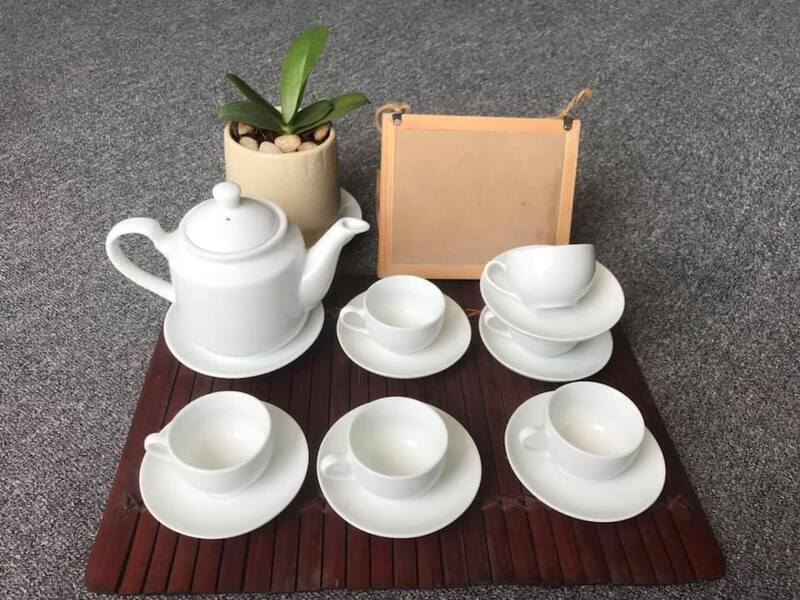Ấm Sứ Trắng 8 Ấm sứ trắng có thể dùng để pha trà, cà phê hay dùng để trang trí nội thất